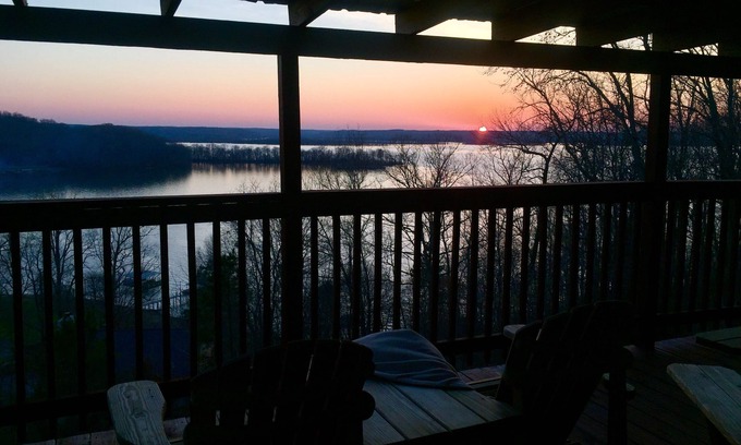 Waverly House | Hilltop cozy house overlooking Kentucky lake with access to load boat sleeps 10
