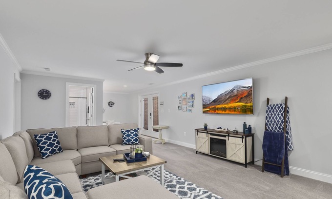 Lakeview Apartment | Hilltop Haven1-King bed basement apartment w/ full kitchen w/ FAST Wi-Fi.