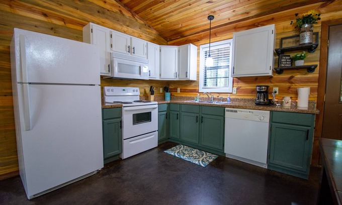 Board Camp Cabin | Hilltop Hideaway - Mtn Lodge - Ride to the Trails!