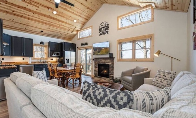 McHenry Cabin | Hilltop Hideaway, Sleeps 7, Hot tub, and fire pit!