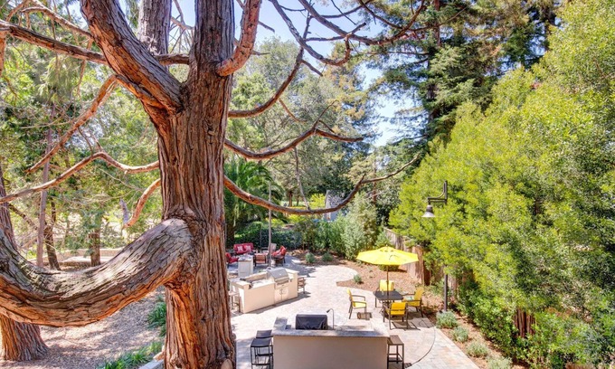 Central San Mateo Apartment | Hip San Mateo 1BR w/W/D, Gym, BBQ, Parking, walk to all, by Blueground
