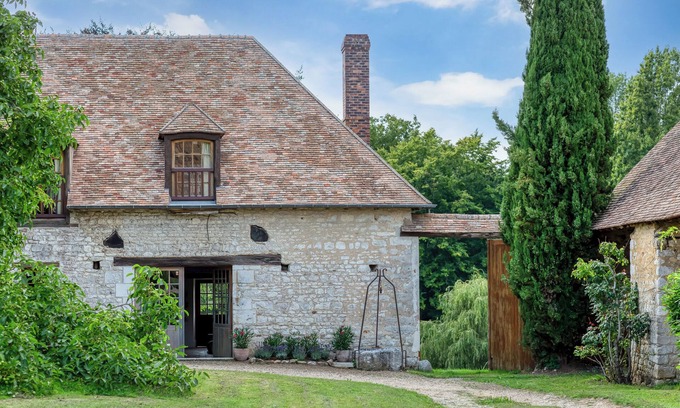 Saint-Etienne-sous-Bailleul House | Historic property with swimming pool and park, between Paris and Rouen, near Giverny