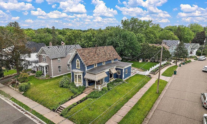 Stillwater House | Historic 2 Bed House with Fenced Yard on Quiet Street
