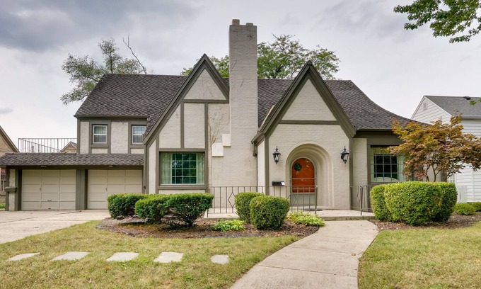 Auburn House | Historic Auburn Home w/Theater & Yard!