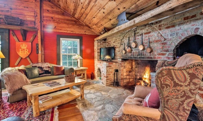 Little Switzerland Cabin | Historic Cabin in Little Switzerland w/Fire Pit-Walk to village and shops!