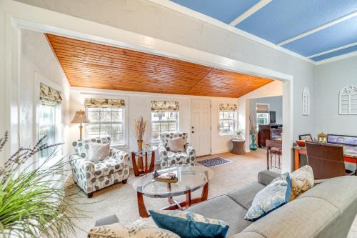 Spavinaw House | Historic Cabin with Yard 1 Mi to Lake Spavinaw!