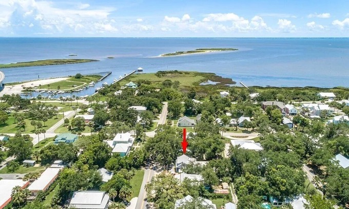 Historic Downtown Apalachicola House | Historic Coastal Retreat: 3‑BR Cape Cod Cottage w/Courtyard, Porch & Bay Access