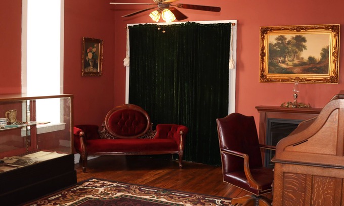 Osceola Hotel | Historic Commercial Hotel(Est.1868) "Dam Room"