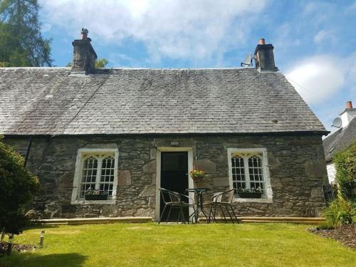 Luss Apartment | Historic cottage next to loch lomond Luss