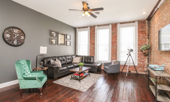 Lincoln Apartment | Historic Downtown Lincoln's Loft Derby Suite - Lincoln, IL