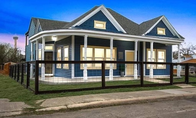 Near East Side House | Historic Downtown Oasis, Alamo dome, Riverwalk,