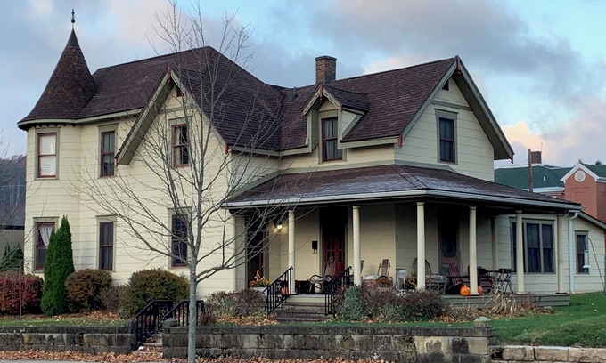 Oakland House | Historic Family 6-bedroom home on delightful 2nd Street in Oakland, MD