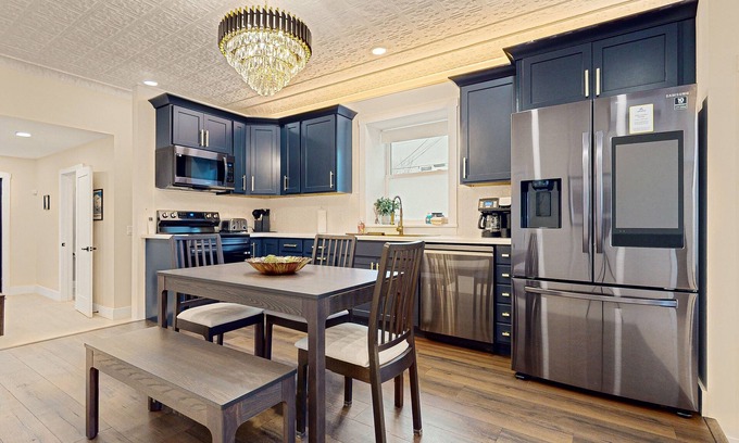 Rutland House | Historic, fully remodeled dog-friendly home with a full kitchen, washer/dryer