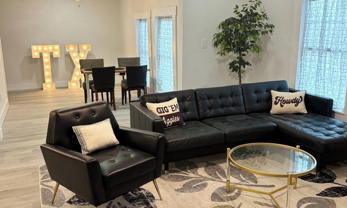 College Station House | Historic Home, Newly Renovated, Walk to Legends, Pet Friendly