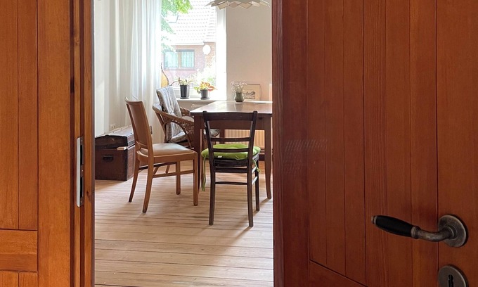 Karow Apartment | Historic house under lime trees with natural garden. Family-friendly.