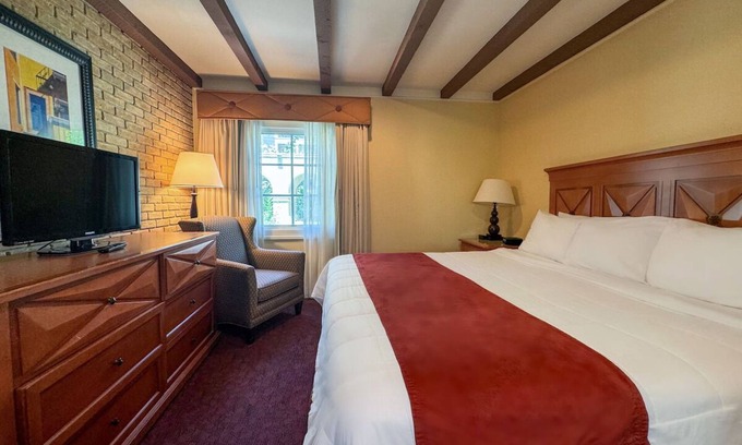 Western Division House | Historic Laredo Retreat w/Courtyard Pool, Onsite Dining & Border Views