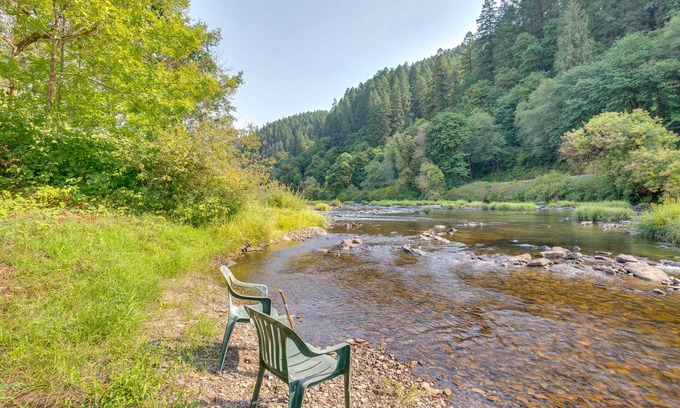 Mapleton Cottage | Historic Mapleton Cottage w/River Views & Hot Tub