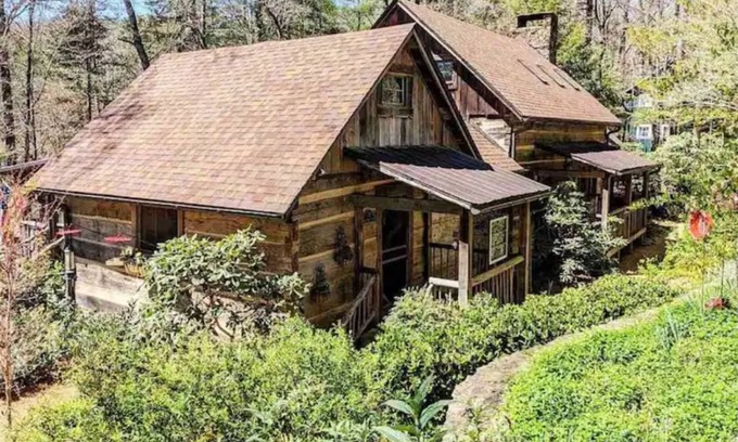 Lakemont Cabin | Historic Mountain Cabin in Beautiful Lake Rabun