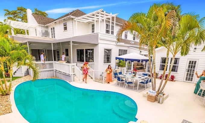 Old Northwood House | Historical Residence/Heated Pool/Emerald Key | RESlDENCES