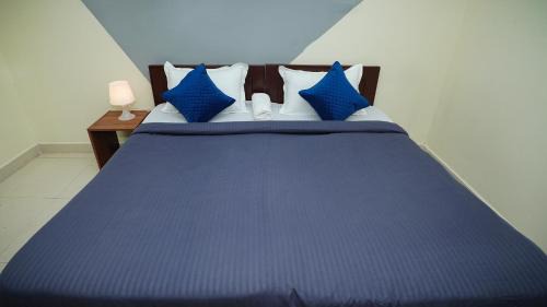 HITEC City Apartment | HIVEE-1 Rooms & Living Twin Bed non AC