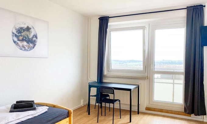 Zwickau Apartment | HÖ01 large apartment with dryer and washing machine