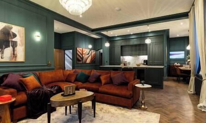 Buxton Apartment | Hob Hurst - Spacious 4 Bed Apt Hot Tub & Parking