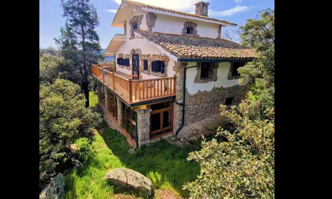 El Boalo Cottage | Hobbit fantasy house for rent in August
