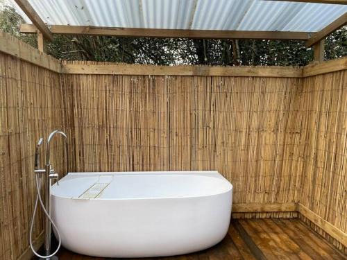 Raetihi Ski Chalet | Hobbits Habitat Outdoor Bath Unique Stay