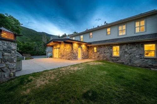 Layton House | Hobbs Mill with Theatre, Ping Pong, and Pet-Friendly