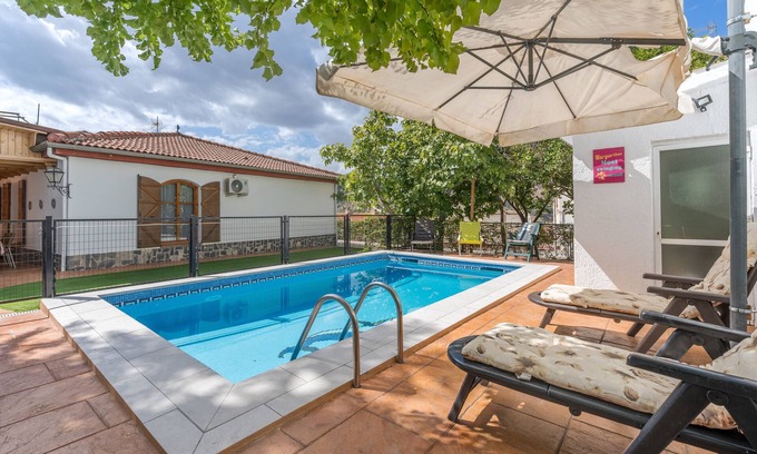 Cenes de la Vega House | Holiday Home 'Casa Rural Vista Blanca' with Mountain View, Wi-Fi and Air Conditioning