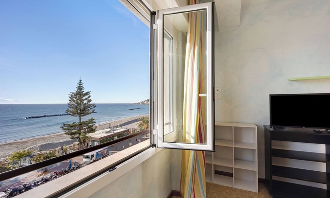 Arma di Taggia House | Holiday Accommodation "Casa Fronte mare" with sea front view