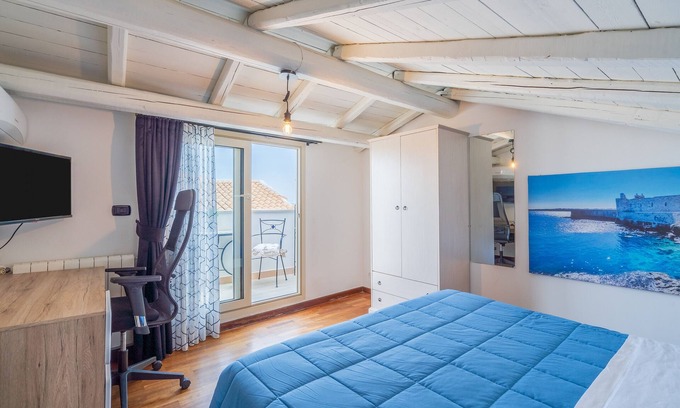 Ortigia Apartment | Holiday Apartment 'Cheyenne's House' with Terrace, Balcony & Wi-Fi