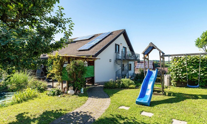 Menzingen Apartment | Holiday Apartment "Hügelblick Oase" with Shared Garden, Balcony & Wi-Fi