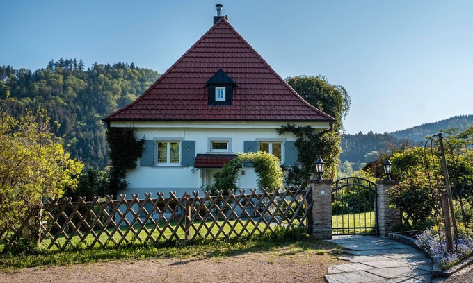 Schweighof Apartment | Holiday Apartment 'Im Sägegässle' with Mountain View, Private Terrace and Wi-Fi
