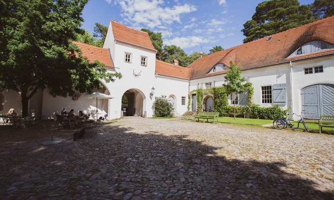 Dahlem Apartment | Holiday Apartment "Jagdschloss Grunewald" with Shared Garden and Wi-Fi