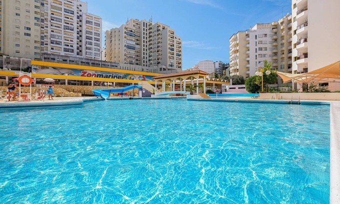 Praia da Rocha Apartment | Holiday Apartment "Karol Vaz" with Balcony, Shared Pool & Wi-Fi