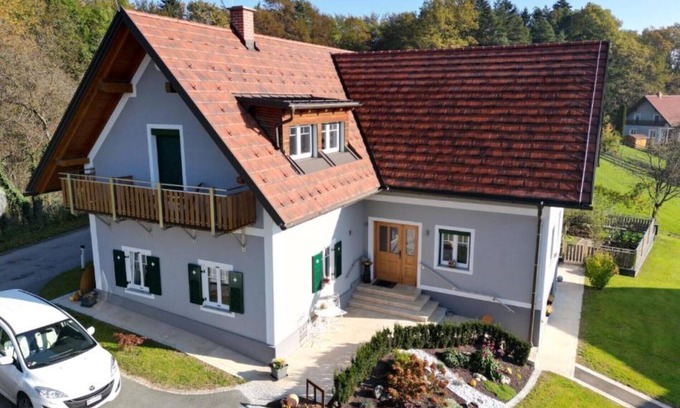 Großklein Apartment | Holiday Apartment "Mühlbauerhof Erdgeschoss" with Mountain View, Private Terrace & Wi-Fi