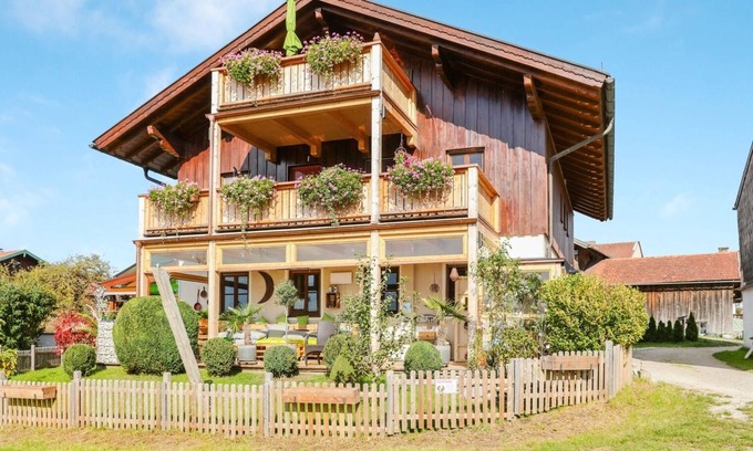 Hart Apartment | Holiday Apartment "Parzinger 2" close to Chiemsee with Mountain View & Terrace