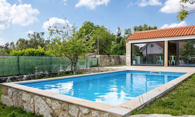 Cardielos Apartment | Holiday Apartment 'Casa do Mestre T2' with Mountain View, Pool & Wi-Fi