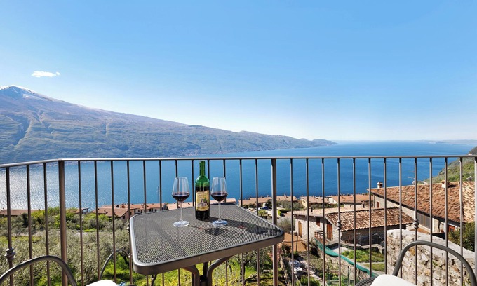 Oldesio Apartment | Holiday Apartment 'Rustico Spagnol 2' with Lake View, Pool & Wi-Fi