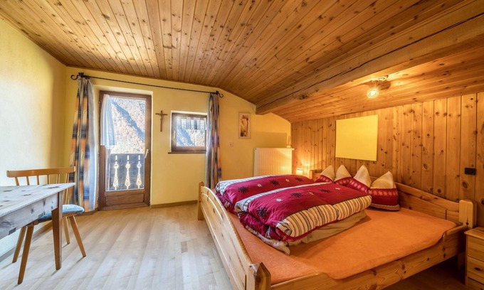 Senales Apartment | Holiday Apartment “Untervernatsch Enzian” with Balcony, Shared Outdoor Area & Wi-Fi