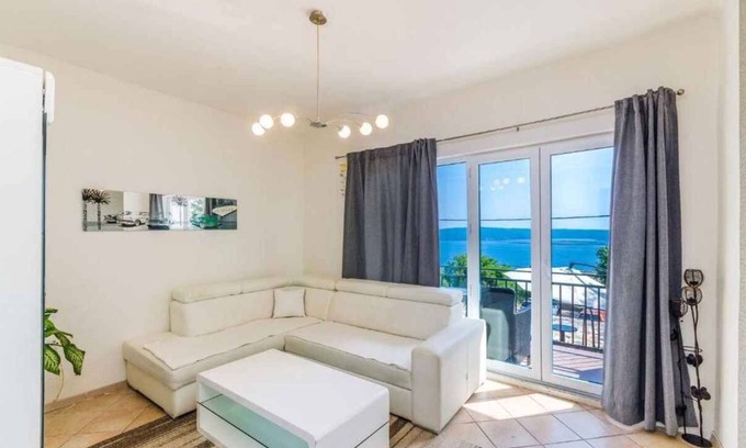 Klanfari Apartment | Holiday apartment with jacuzzi and sea view