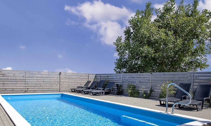Buk Apartment | Holiday apartment with pool, air conditioning and Internet