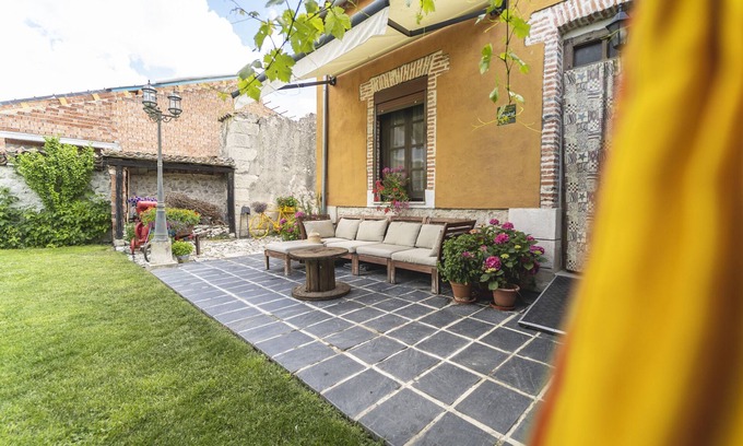 Santibanez de Valcorba House | Holiday Home 'Los Aperos' with Private Garden