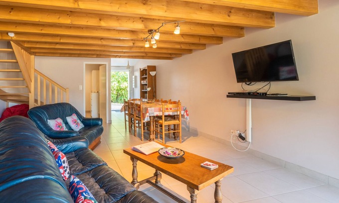 Montils House | Holiday Home 'Chèvrefeuille' with Shared Pool, Private Terrace and Wi-Fi