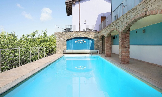 Cerretto Langhe Apartment | Holiday Home 'La Corte di Langa Alloggio Turchese' with Shared Pool & Wi-Fi