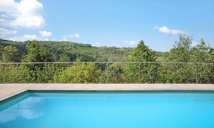 Cerretto Langhe Apartment | Holiday Home 'La Corte di Langa Alloggio Rubino' with Shared Pool & Wi-Fi