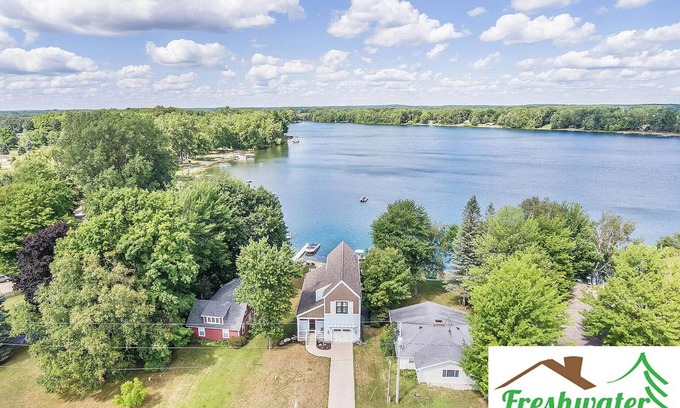 Coral House | Holiday Haus:Autumn Beauty and Tranquil Lake Views at Your Doorstep