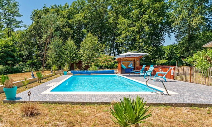 Baudignan House | Holiday Home 'Au Milieu D'un Airial' with Shared Pool, Private Terrace and Wi-Fi