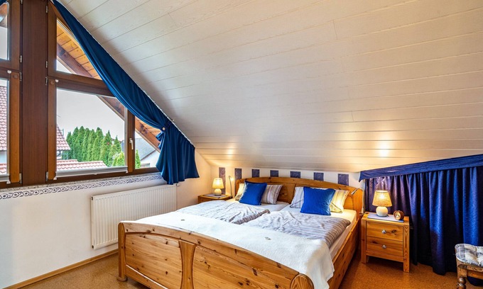 Lauf House | Holiday Home 'Burgblick' with Mountain View, Balcony and Wi-Fi